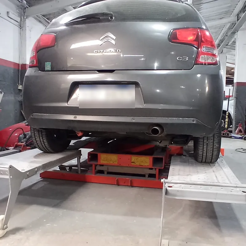 Auto sobre la bancada del taller