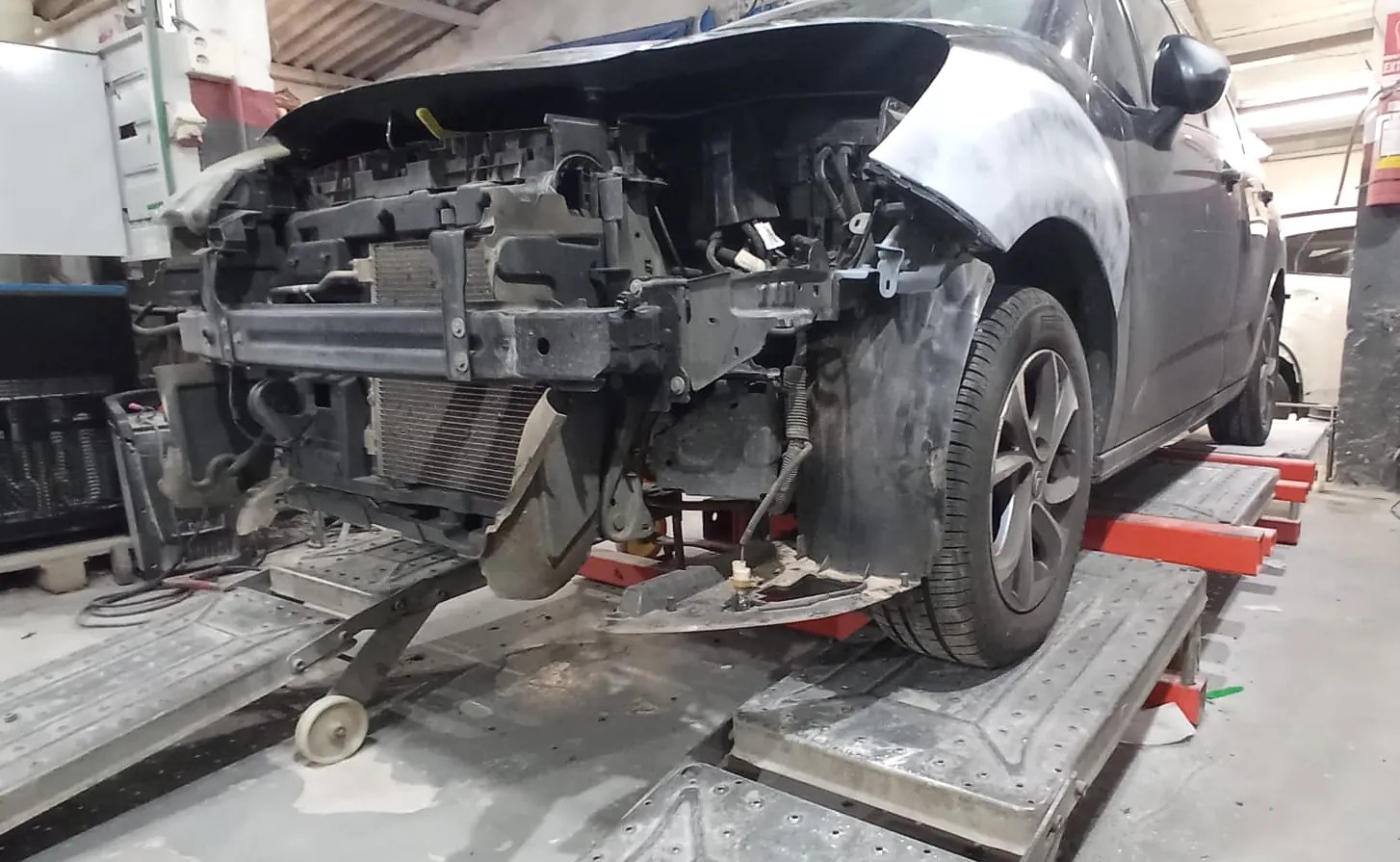 Auto chocado en reparación de chapa en Taller Mecart